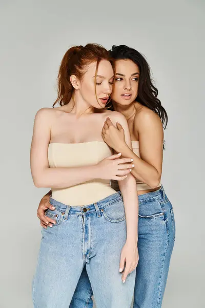 Dos Mujeres Jeans Compartiendo Abrazo Sincero — Foto de Stock