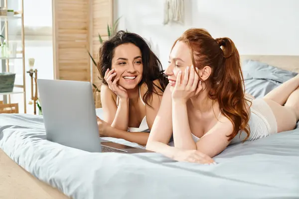 Twee Elegante Vrouwen Verliefd Liggend Een Bed Verzonken Een Laptop — Stockfoto