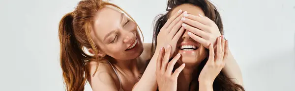 Dwie Śmiejące Się Kobiety Eleganckim Stroju Zakrywające Twarze Zachwytu — Zdjęcie stockowe