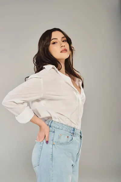 Beautiful Size Woman Poses Confidently White Shirt Blue Jeans Gray — Stock Photo, Image