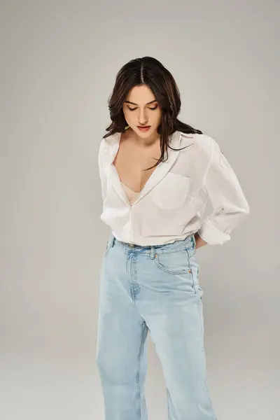 Beautiful Size Woman Poses Confidently Stylish White Shirt Blue Jeans — Zdjęcie stockowe