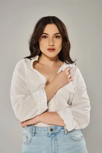 Stunning Size Woman Strikes Pose White Shirt Gray Backdrop Exuding — Stock Photo, Image