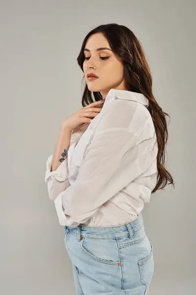 Stunning Size Woman Poses Elegantly White Shirt Jeans Gray Backdrop — Stockfoto