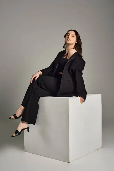 Beautiful Size Woman Stylish Attire Sits Gracefully Atop White Block — Stockfoto