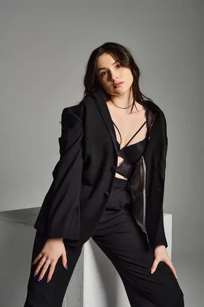 Beautiful Size Woman Exudes Confidence Stylish Black Suit Striking Pose — Stock Photo, Image