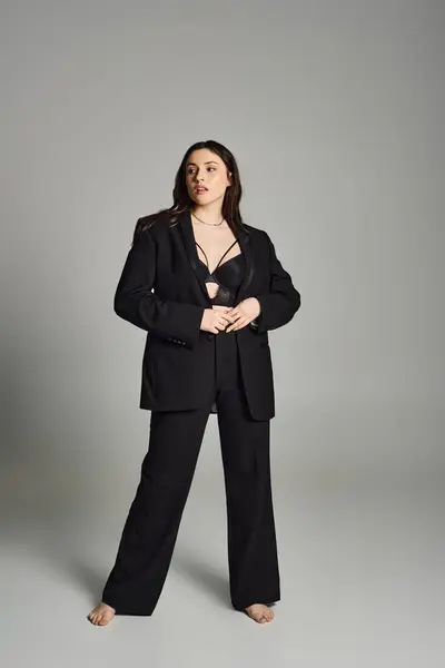 Stunning Size Lady Black Suit Exudes Confidence While Posing Shot — Stock Photo, Image