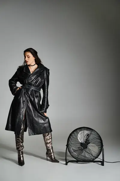 Una Impresionante Mujer Talla Grande Con Elegante Abrigo Negro Botas —  Fotos de Stock