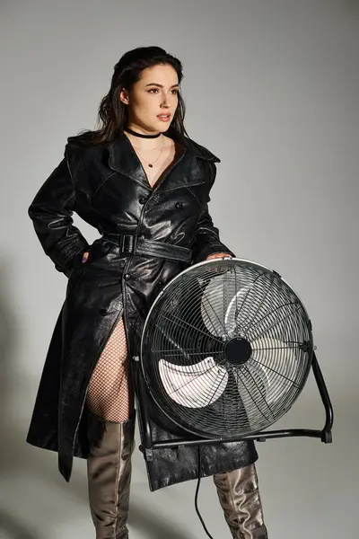 Beautiful Size Woman Strikes Pose Stylish Trench Coat Holding Fan — Stock Photo, Image