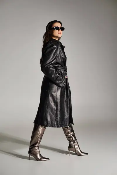 Elegant Size Woman Strutting Confidently Black Leather Coat Boots Striking — Stock Photo, Image