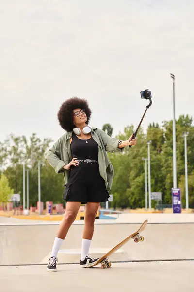 Kıvırcık Saçlı Genç Bir Afrikalı Amerikalı Kadın Kaykay Parkında Selfie — Stok fotoğraf