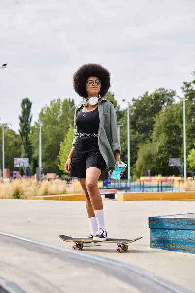 Uma Jovem Afro Americana Com Cabelo Encaracolado Graciosamente Skates Descendo — Fotografia de Stock