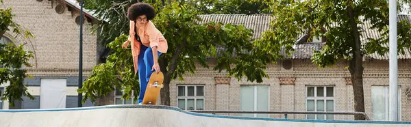 Jovem Monta Energeticamente Skate Até Uma Rampa Parque Skate Mostrando — Fotografia de Stock