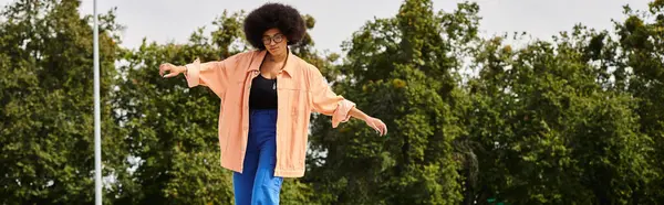 Mladá Afroameričanka Kudrnatými Vlasy Elegantně Stojí Skateboardu Obklopená Bujnými Stromy — Stock fotografie