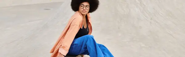 Ung Afroamerikansk Kvinna Med Afro Åker Självsäkert Skateboard Livlig Skateboard — Stockfoto