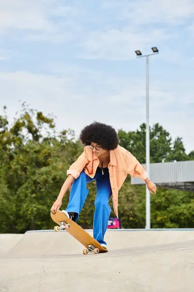Молодая Афроамериканка Кудрявыми Волосами Выполняющая Впечатляющий Трюк Скейтборде Скейт Парке — стоковое фото