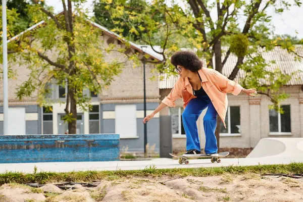 Μια Νεαρή Αφροαμερικανή Γυναίκα Σγουρά Μαλλιά Skateboarding Ένα Πεζοδρόμιο Ένα — Φωτογραφία Αρχείου