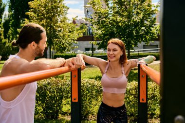 Kararlı bir erkek ve kadın, spor kıyafetleri içinde, dışarıda birlikte çalışırlar, motivasyon ve odaklanma gösterirler..