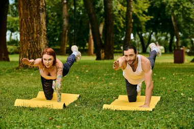 Spor giyim sektöründe bir kadın, kişisel antrenör rehberliğinde, sınırlarını bir parkta kararlılıkla zorluyor..