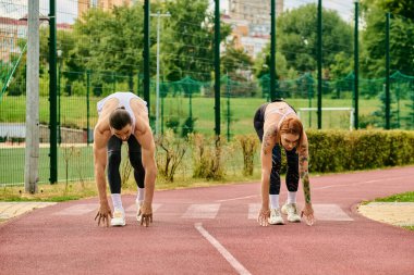 Spor giyimli bir kadın, sokakta kişisel antrenörüyle egzersiz yapıyor. Kararlılıkları ve motivasyonları.