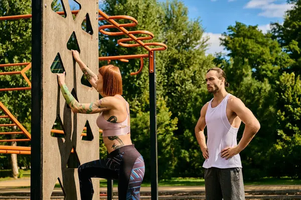 Determined Woman Guided Personal Trainer Conquer Climbing Wall Sportswear — Stock Photo, Image