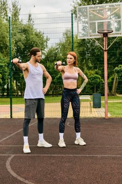Spor giyim sektöründe kararlı bir kadın. Yanında halterle spor yapıyor.
