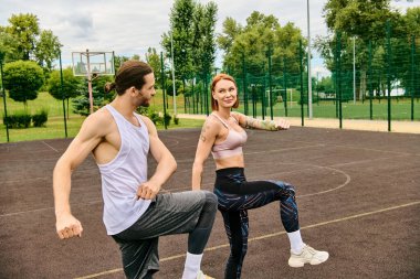 Spor giyim sektöründe kararlı bir kadın basketbol sahasında duruyor, kişisel antrenör tarafından yönlendiriliyor, motivasyon gösteriyor..