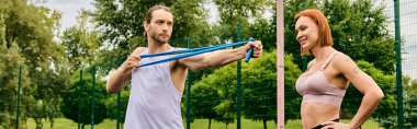 Spor giyim sektöründe bir kadın ve bir erkek, açık hava egzersiz seanslarında azim ve motivasyon gösteriyorlar.