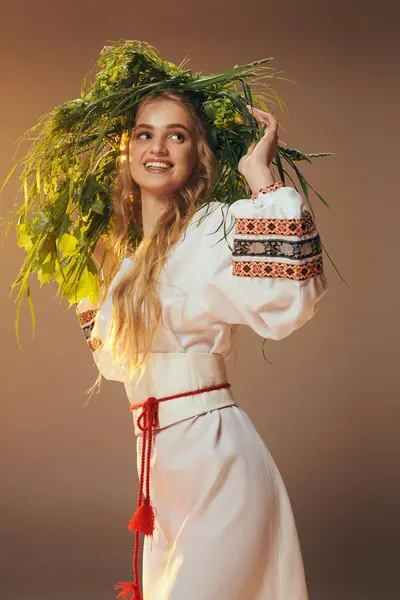 一位身穿传统白衣的年轻玛芙卡微笑着 头上戴着一个精致的花环 — 图库照片