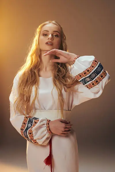 Una Joven Doncella Vestida Blanco Posa Graciosamente Encarnando Aura Hada — Foto de Stock