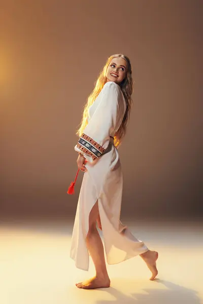 Una Giovane Donna Che Indossa Abito Bianco Decorato Tradizionale Posa — Foto Stock