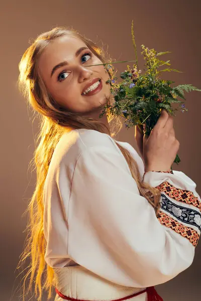 Joven Mavka Vestido Blanco Con Gracia Sostiene Ramo Flores Ambiente — Foto de Stock