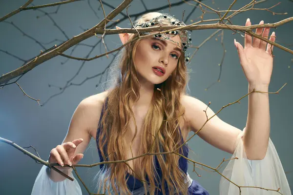 Mavi Elbiseli Genç Bir Kadın Bir Elf Prensesini Andırıyor Stüdyoda — Stok fotoğraf