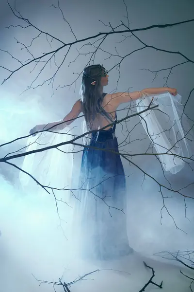 Молодая Женщина Синем Платье Стоит Туманном Лесу Воплощая Сказочного Персонажа — стоковое фото