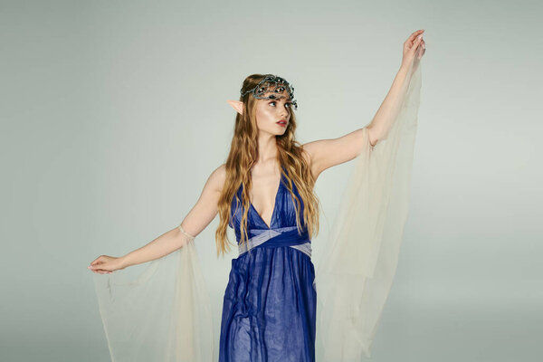 Молодая женщина в голубом платье и тонкой вуали, воплощающая сущность мистической эльфийской принцессы.