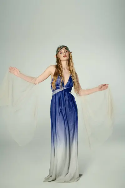 若い女性は 妖精エルフ王女の本質を体現する青と白のドレスでエレガンスを発揮します — ストック写真