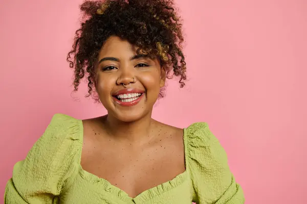 Afro Amerikaanse Vrouw Stijlvol Het Geel Gracieus Glimlachen — Stockfoto