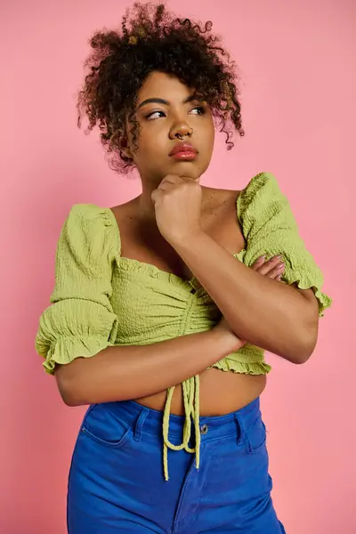 Een Mooie Afro Amerikaanse Vrouw Emotioneel Stijlvol Poseert Een Gele — Stockfoto