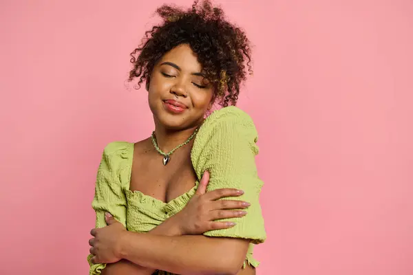 Eine Schöne Emotionale Afroamerikanerin Einem Stylischen Gelben Oberteil Die Ihre — Stockfoto