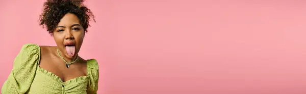 Stijlvolle Afro Amerikaanse Vrouw Steken Uit Tong Tegen Roze Achtergrond — Stockfoto