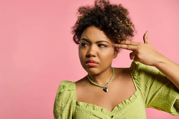 Seorang Wanita Afrika Amerika Bergaya Dengan Bagian Atas Kuning Mendengarkan — Stok Foto