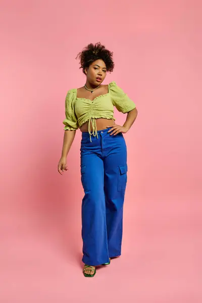 Stilvolle Afroamerikanerin Posiert Lebendiger Kleidung — Stockfoto