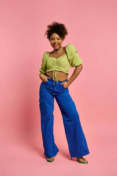 Beautiful African American Woman Striking Pose Stylish Attire Vibrant Pink — Foto Stock