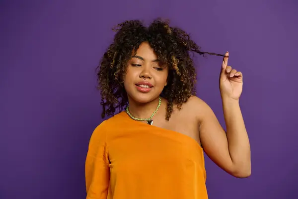 Turuncu Bluzlu Şık Afro Amerikan Kadın Saçını Tarıyor — Stok fotoğraf