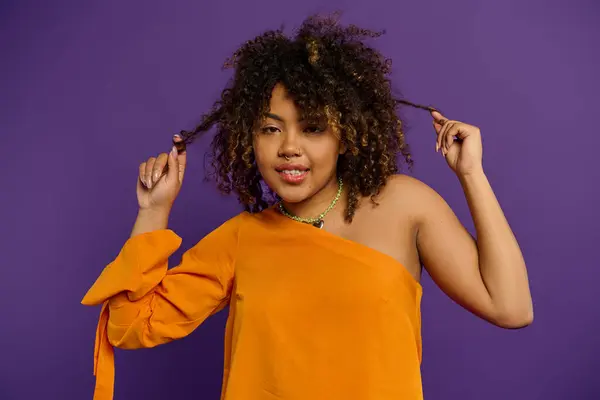 Een Afro Amerikaanse Vrouw Een Oranje Topje Die Stijlvol Poseert — Stockfoto
