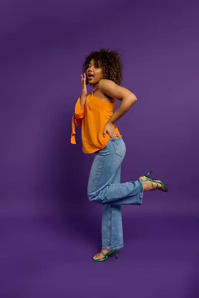 Mujer Afroamericana Con Estilo Top Amarillo Jeans Azules —  Fotos de Stock