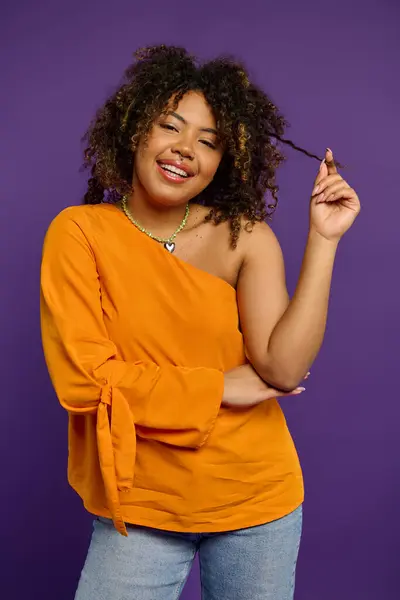 Stilvolle Afroamerikanerin Orangefarbenem Top Berührt Ihr Haar — Stockfoto