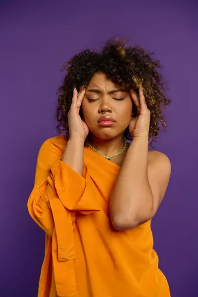 Emozionale Donna Afroamericana Camicia Arancione Tiene Testa Pericolo — Foto Stock