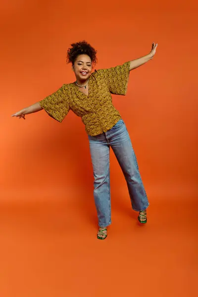 Stylish African American Woman Posing Outstretched Arms — Stockfoto