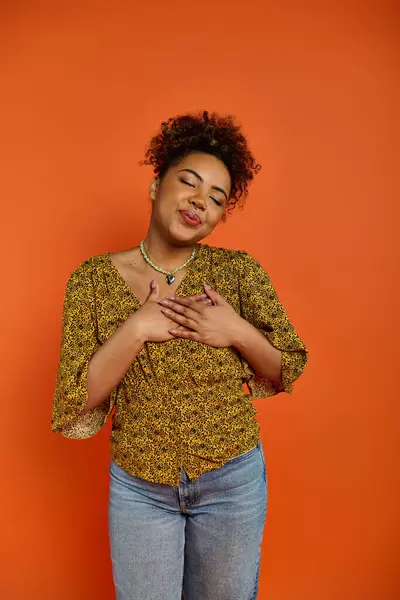 Stylish African American Woman Poses Vivid Orange Backdrop — Stok fotoğraf