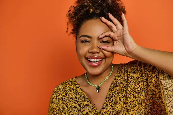 Afroameričanka Stylovém Oblečení Usmívající Držící Ruce — Stock fotografie